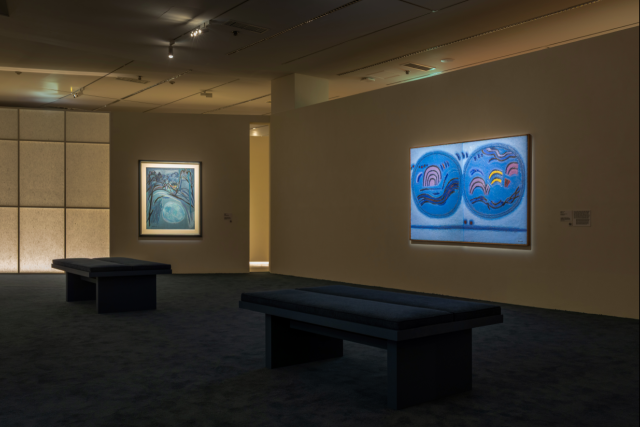 국립현대미술관 과천관에서 열리고 있는 상설전 '근현대미술2'의 전시 전경. 김환기 작가를 집중 조망하는 작가의 방에 '산월(1958)'과 '달 두개(1961)'가 전시돼 있다. /제공=MMCA