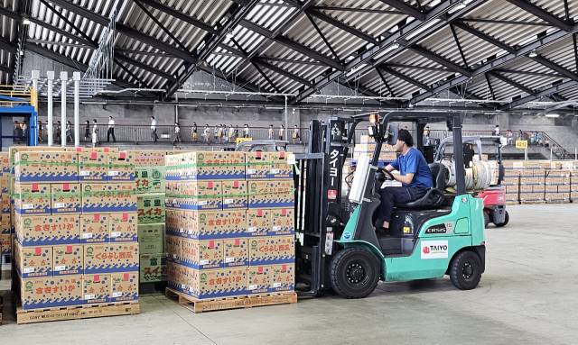 지난달 24일 일본 도쿄 오타시장의 2층 공간에서 지게차가 과일 상자를 옮기고 있다. 도쿄=박신원 기자