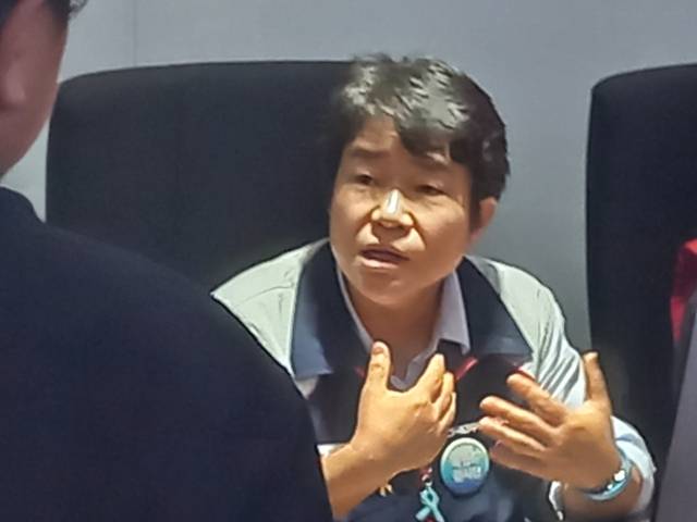 이미선 민주노총 부위원장이 10일 정부세종청사에서 열린 최저임금위원회 제12차 전원회의에서 퇴장한 후 이유를 설명하고 있다. 양종곤 기자