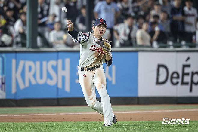 롯데 박찬형이 9일 사직구장에서 열린 두산과 홈경기 연장 11회초 기민한 판단으로 연달아 호수비를 펼치며 팀의 5-4 끝내기 승리에 일조했다. 사진제공|롯데 자이언츠