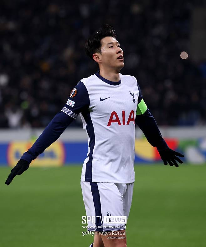 ▲ 이어 "토트넘의 주장인 손흥민은 지난 시즌 구단이 계약 연장 옵션을 발동하며 계약이 1년 남아있다. 그는 토트넘에서만 10년을 뛰었으며, 마침내 지난 5월 유럽축구연맹 유로파리그(UEL) 결승에서 첫 우승 트로피를 들어 올렸다. 올여름 손흥민이 어떤 결정을 내릴지는 아직 확실하지 않다. 그는 지금이 이적할 적기인지, 아니면 토트넘과 한 시즌을 더 함께하며 유럽축구연맹 챔피언스리그(UCL)를 치르고 싶은지를 고민하고 있다. 그에게는 사우디아라비아의 관심도 있다"라고 설명했다.