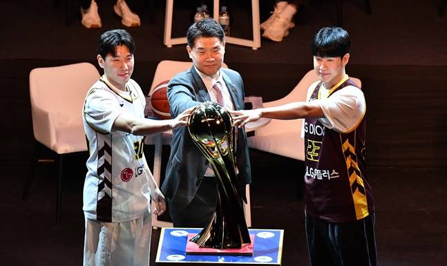 LG 두경민과 조상현 감독, 전성현(왼쪽부터). /사진=KBL 제공