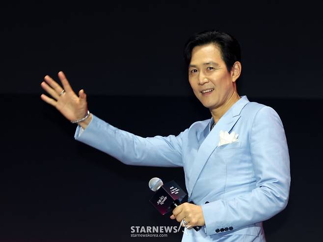 (서울=뉴스1) 황기선 기자 = 배우 이정재가 28일 오후 서울광장에서 열린 오징어게임 시즌3 글로벌 피날레 무대인사에 입장하고 있다. 2025.6.28/뉴스1 Copyright (C) 뉴스1. All rights reserved. 무단 전재 및 재배포, AI학습 이용 금지. /사진=(서울=뉴스1) 황기선 기자