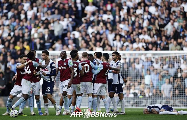 지난해 10월 영국 런던의 토트넘 홋스퍼 스타디움에서 열렸던 토트넘과 웨스트햄 유나이티드의 경기, 당시 웨스트햄 쿠두스(왼쪽 두 번째)의 폭력적인 행위로 어수선한 경기장 분위기. /AFPBBNews=뉴스1