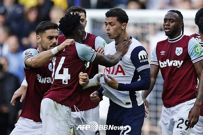 지난해 10월 영국 런던의 토트넘 홋스퍼 스타디움에서 열렸던 토트넘과 웨스트햄 유나이티드의 경기, 웨스트햄 쿠두스(왼쪽 두 번째)의 폭력적인 행동에 항의하는 토트넘 브레넌 존슨과 쿠두스를 말리고 있는 웨스트햄 선수들. /AFPBBNews=뉴스1