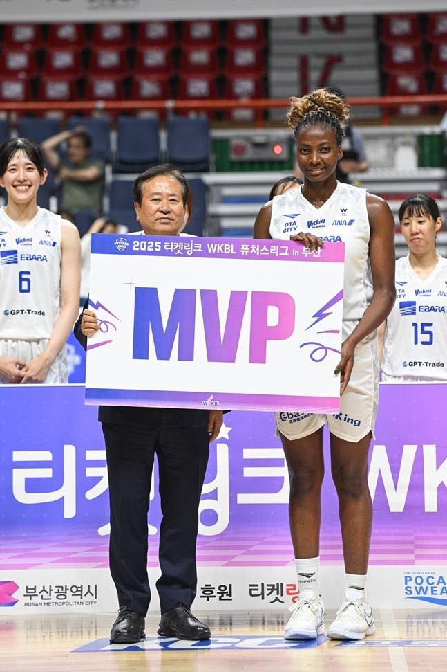 리그 MVP로 선정된 아이베 치캄소(오른쪽). /사진=WKBL