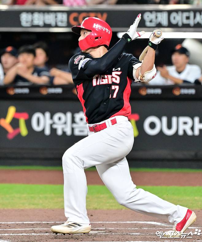 10일 오후 대전 한화생명 볼파크에서 열린 '2025 신한 SOL Bank KBO리그' KIA 타이거즈와 한화 이글스의 경기, 7회초 1사 3루 KIA 김호령이 1타점 적시타를 날리고 있다. 대전, 김한준 기자