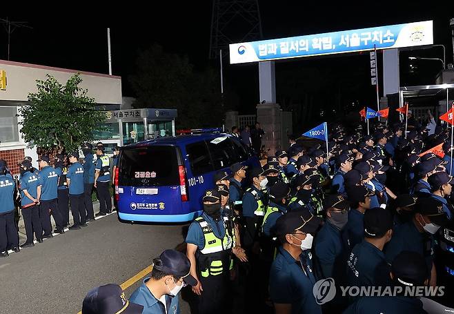 서울구치소 들어가는 윤 전 대통령 탑승 차량 (의왕=연합뉴스) 서명곤 기자 = 구속 전 피의자 심문(영장실질심사)을 마친 윤석열 전 대통령이 탑승한 차량이 9일 경기도 의왕시 서울구치소로 들어가고 있다. 2025.7.9 seephoto@yna.co.kr