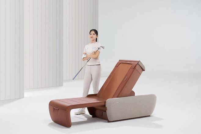 세라젬 글로벌 앰배서더 '리디아 고'와 척추 관리 의료기기 '마스터 V9' [세라젬 제공. 재판매 및 DB 금지