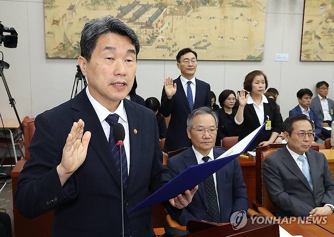 증인선서 하는 이주호 사회부총리 겸 교육부 장관 (서울=연합뉴스) 김주형 기자 = 이주호 사회부총리 겸 교육부 장관이 10일 서울 여의도 국회 교육위원회에서 열린 리박스쿨 청문회에서 증인선서를 하고 있다. 선서인 왼쪽부터 이주호 부총리 겸 교육부 장관, 장신호 서울교대 총장. 손효숙 리박스쿨 대표. 2025.7.10 kjhpress@yna.co.kr