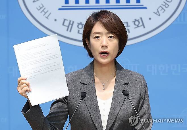 리박스쿨 내부문건 공개 기자회견하는 고민정 의원 (서울=연합뉴스) 박동주 기자 = 더불어민주당 고민정 의원이 10일 서울 여의도 국회 소통관에서 리박스쿨 내부문건 공개 관련 기자회견을 하고 있다. 2025.7.10 pdj6635@yna.co.kr