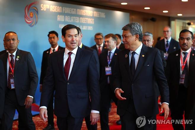 마코 루비오 미국 국무장관 (쿠알라룸푸르 EPA=연합뉴스) 10일(현지시간) 말레이시아 쿠알라룸푸르에서 열린 아세안(ASEAN·동남아시아국가연합) 외교장관회의에 참석한 마코 루비오 미국 국무장관(왼쪽)이 올해 아세안 의장국인 말레이시아의 모하마드 하산 외교부 장관(오른쪽)과 함께 걸으면서 대화하고 있다. 2025.07.10