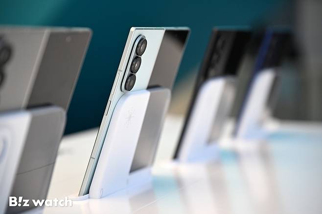 삼성전자가 오는 22일 출시하는 신제품 '갤럭시 Z 폴드7' 및 '갤럭시 Z 플립7'을 11일 서울 삼성 강남에서 전시하고 있다./사진=이명근 기자 qwe123@