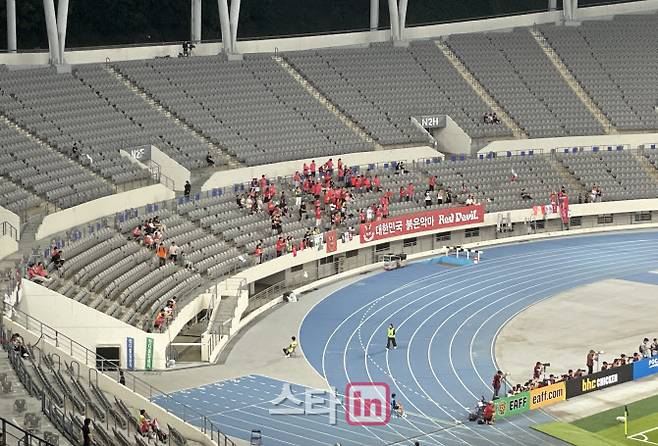 킥오프 후 붉은악마 모습