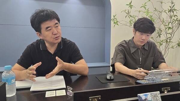 - 박정식 하운드13 대표, 곽노찬 하운드13 드래곤소드 크리에이티브 디렉터