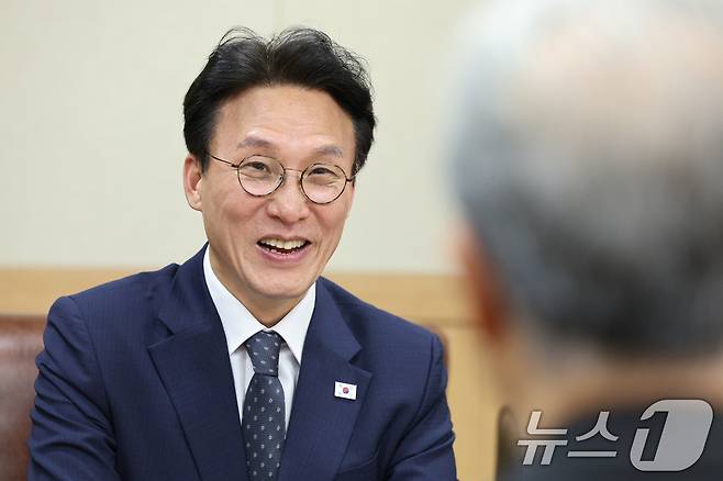 김민석 국무총리가 10일 오후 경기 수원시 천주교수원교구청에서 한국천주교주교회의 의장인 이용훈 주교를 예방하고 있다. 2025.7.10/뉴스1 ⓒ News1 신웅수 기자