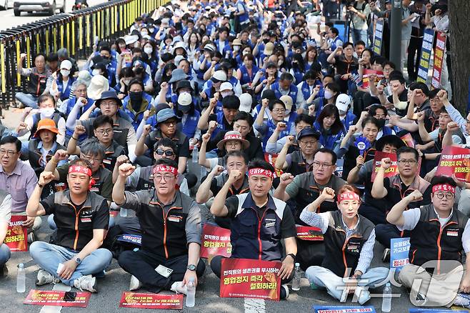 MG손해보험 전직원들이 29일 서울 종로구 금융위원회 앞에서 열린 총파업 선포 결의대회에서 일부영업정지를 규탄하는 구호를 외치고 있다. 2025.5.29/뉴스1 ⓒ News1 허경 기자