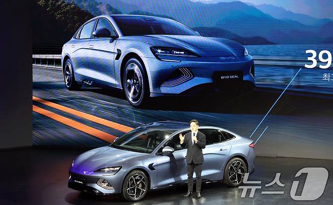 16일 인천시 중구 상상플랫폼에서 열린 BYD 승용 브랜드 론칭 미디어 쇼케이스에서 조인철 BYD 코리아 승용부문 대표가 씰(SEAL)차량을 소개하고 있다. 2025.1.16/뉴스1 ⓒ News1 김명섭 기자