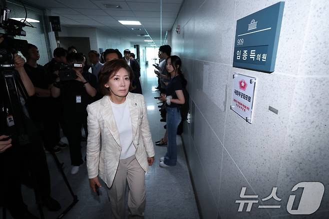 해병대원 순직사건 관련 의혹을 수사하는 이명현 특별검사팀이 11일 서울 여의도 국회 의원회관 임종득 국민의힘 의원 사무실을 압수수색 중인 가운데 나경원 의원이 임 의원 사무실로 들어서고 있다. 2025.7.11/뉴스1 ⓒ News1 안은나 기자