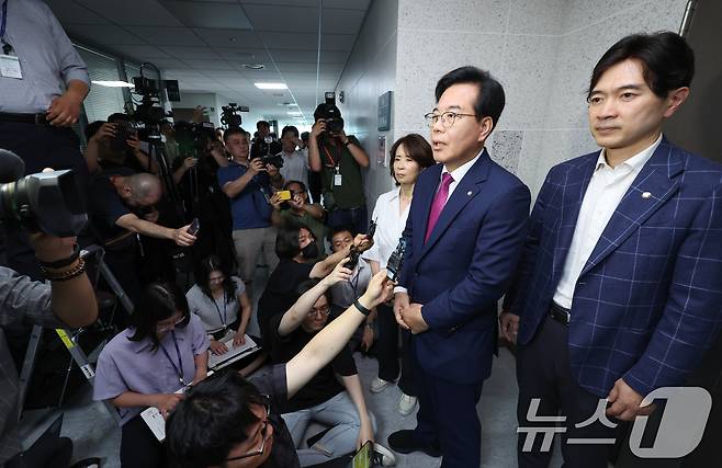 송언석 국민의힘 비상대책위원장 겸 원내대표가 11일 서울 여의도 국회 의원회관 임종득 국민의힘 의원 사무실 앞에서 해병대원 특검팀의 임 의원실 압수수색을 규탄하며 발언하고 있다. 2025.7.11/뉴스1 ⓒ News1 안은나 기자