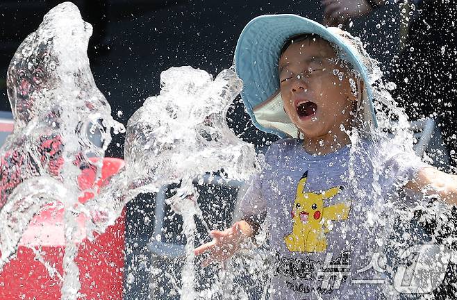 연일 폭염이 이어지고 있는 11일 오후 서울 종로구 광화문광장 바닥분수에서 어린이들이 물놀이를 하며 더위를 식히고 있다. 2025.7.11/뉴스1 ⓒ News1 장수영 기자