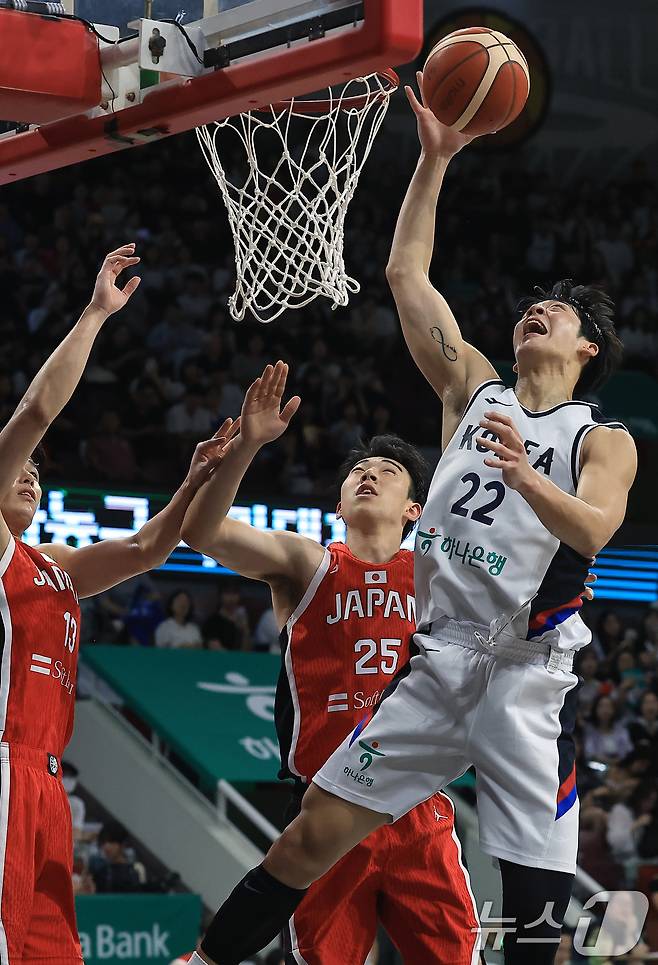 11일 오후 경기도 안양 정관장 체육관에서 열린 하나은행 초청 2025 남자농구 국가대표 평가전 대한민국과 일본의 경기에서 여준석이 리바운드를 잡아내고 있다. 2025.7.11/뉴스1 ⓒ News1 박정호 기자