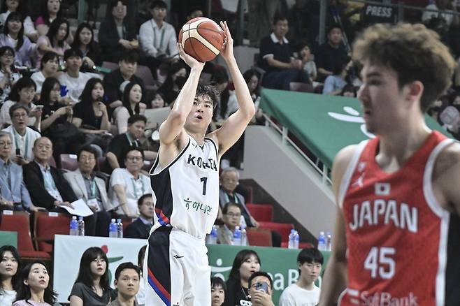 이현중이 11일 안양 정관장 아레나에서 열린 2025 남자농구 국가대표 평가전 일본과 경기에서 3점슛을 던지고 있다. 사진 | 대한민국농구협회