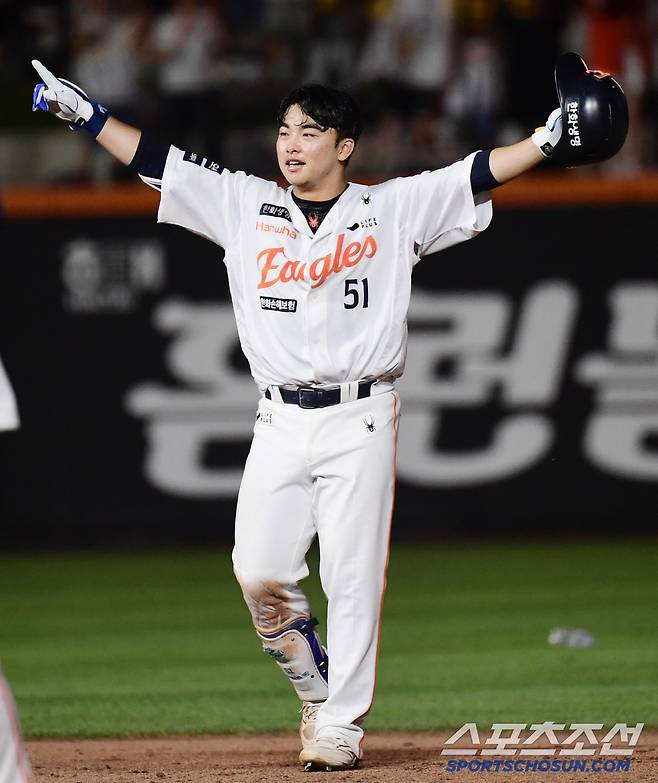 프로 첫 끝내기 안타를 날린 문현빈.