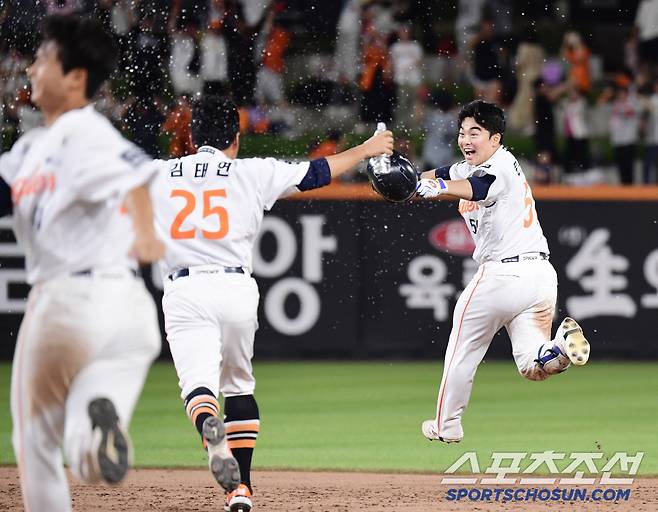 9회말 2사 만루. 짜릿한 끝내기 안타.