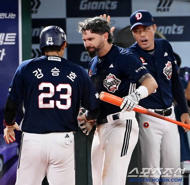 9일 부산 사직야구장에서 열린 두산과 롯데의 경기, 9회초 2사 2루 이유찬의 적시타때 2루주자 강승호가 득점에 성공한 후 조성환 감독대행, 케이브의 환영을 받고 있다. 부산=허상욱 기자wook@sportschosun.com/2025.07.09/