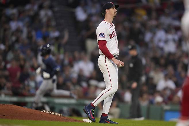 보스턴 선발 워커 뷸러가 4회초 김하성에게 홈런을 얻어맞은 뒤 허탈한 표정으로 외야를 바라보고 있다. AP연합뉴스