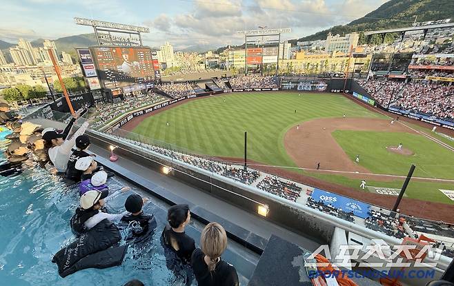 1일 대전 한화생명볼파크에서 열린 NC-한화전. 이날 개장한 인피니티풀에서 야구팬들이 경기를 지켜보고 있다. 대전=정재근 기자 cjg@sportschosun.com/2025.7.1/