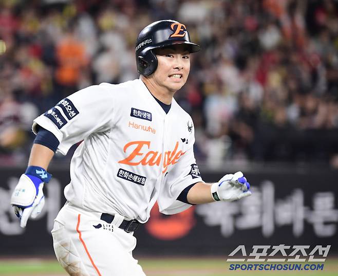 끝내기 안타를 날린 문현빈.