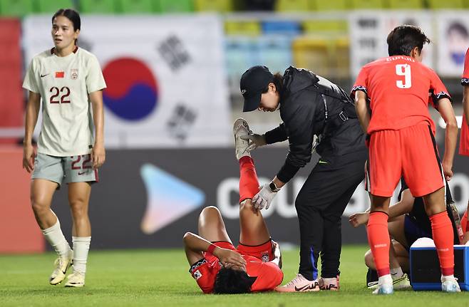 부상당한 전유경
(수원=연합뉴스) 윤동진 기자 = 9일 수원월드컵경기장에서 열린 2025 동아시아축구연맹(EAFF) E-1 챔피언십(동아시안컵) 여자부 대한민국 대 중국 경기. 한국 전유경이 고통을 호소하고 있다. 2025.7.9