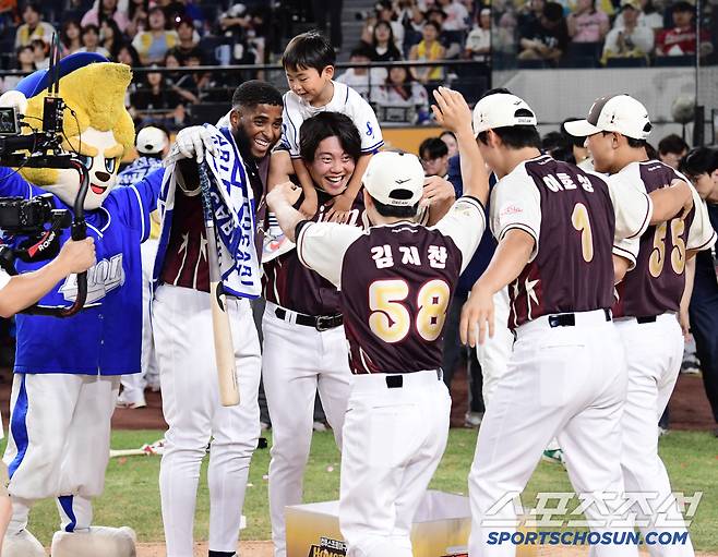 11일 대전 한화생명볼파크에서 열린 2025 올스타전 홈런 더비. 삼성 디아즈가 우승을 차지했다. 동료들의 축하를 받고 있는 디아즈. 대전=송정헌 기자songs@sportschosun.com/2025.07.11/