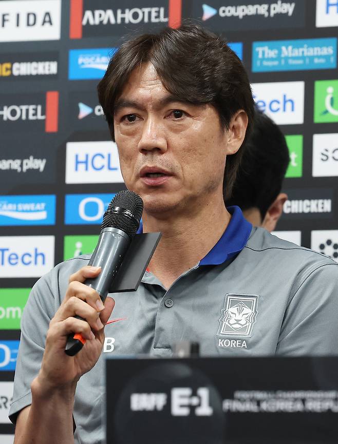 질문에 답하는 홍명보 감독
(용인=연합뉴스) 홍기원 기자 = 6일 경기도 용인미르스타디움에서 열린 2025년 동아시아축구연맹(EAFF) E-1 챔피언십(동아시안컵) 공식 기자회견에서 한국 홍명보 감독이 취재진 질문에 답하고 있다. 2025.7.6