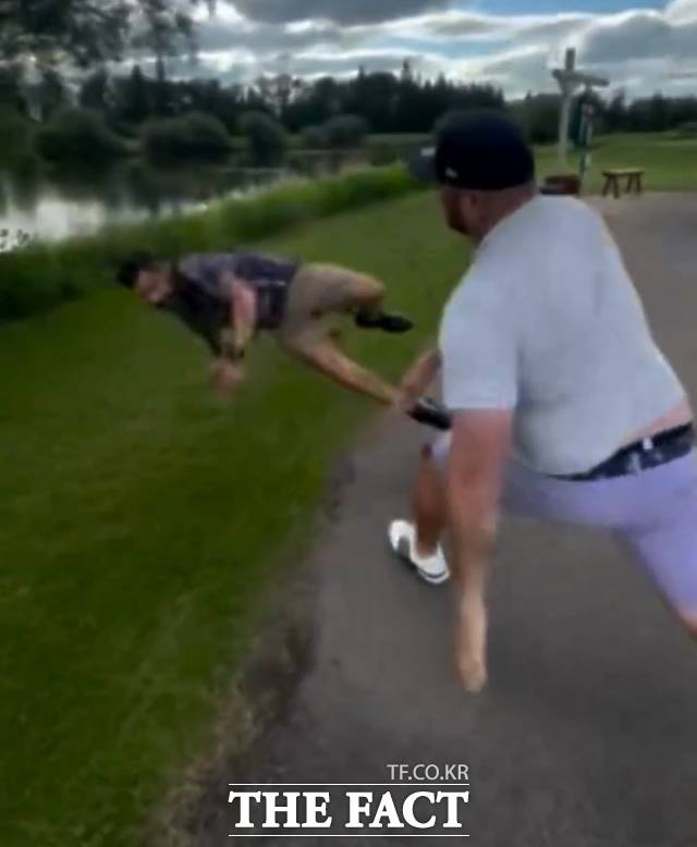 캐나다의 한 골프장에서 라운드 진행 문제로 시비가 붙은 과정에서 시비를 건 남성이 하키 출신의 남성에 의해 연못으로 날아가고 있다. /SNS 캡처(ziregolf)