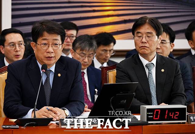 박상우(왼쪽) 국토부 장관은 지난달 25일 "현대건설의 행위가 국가계약법상 위반 여부를 포함해 부정당업자(계약을 이행하면서 부실 또는 위법행위를 한 자) 제재 대상이 되는지 살펴보고 있다"고 말했다. /배정한 기자