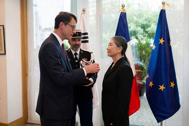 김수자 작가가 지난 9일 주한 프랑스 대사관저에서 필립 페르투 주한 프랑스 대사에게 문화예술공로훈장 '오피시에'를 받고 있다 연합뉴스