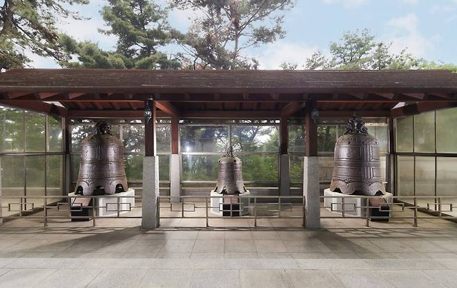 인천시립박물관 야외 뜰에 전시된 중국 범종. 모두 허난성에서 만들어진 것으로 1946년 박물관이 개관하기 전 이경성 초대 관장이 부평 조병창에 방치돼 있던 것을 옮겨왔다. /인천시립박물관