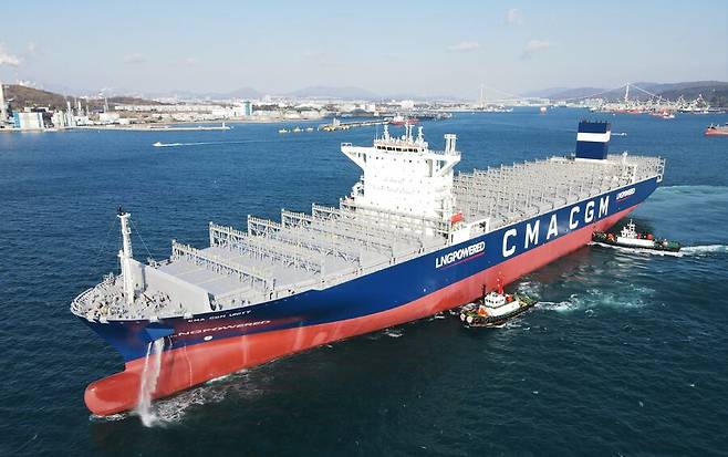 HD현대중공업이 건조한 LNG(액화천연가스) 이중 연료 추진 컨테이너선. /HD현대중공업 제공