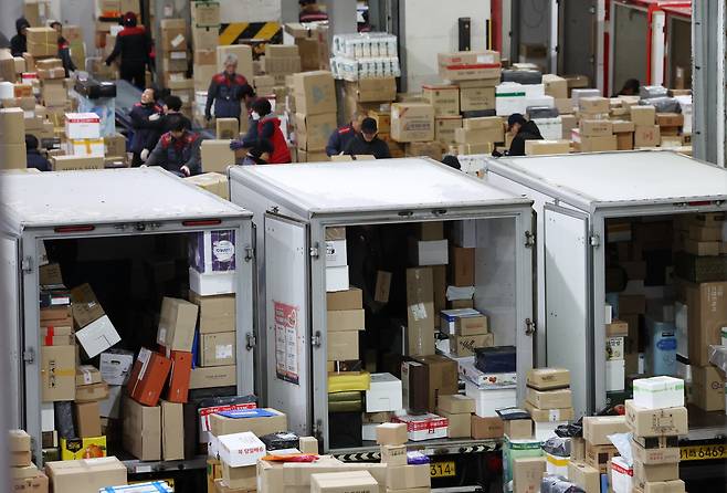 서울 송파구 서울복합물류단지에서 택배 기사들이 작업하고 있다./ 뉴스1