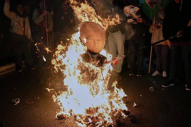 10일 브라질 상품에 대한 50% 관세 부과 발표에 항의하며 시위대가 상파울루에서 도널드 트럼프 미국 대통령의 형상에 불을 지르고 있다./연합뉴스