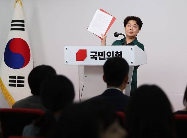 윤희숙 국민의힘 혁신위원장이 10일 오후 서울 여의도 국민의힘 중앙당사에서 열린 혁신위 1차 회의 결과 브리핑에서 질문에 답하고 있다. ⓒ뉴시스