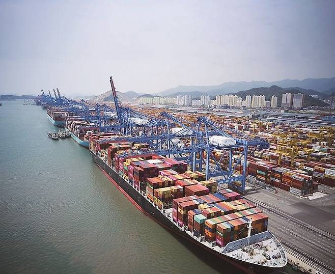 부산항에 컨테이너선이 정박해 있다. ⓒ한국해양진흥공사