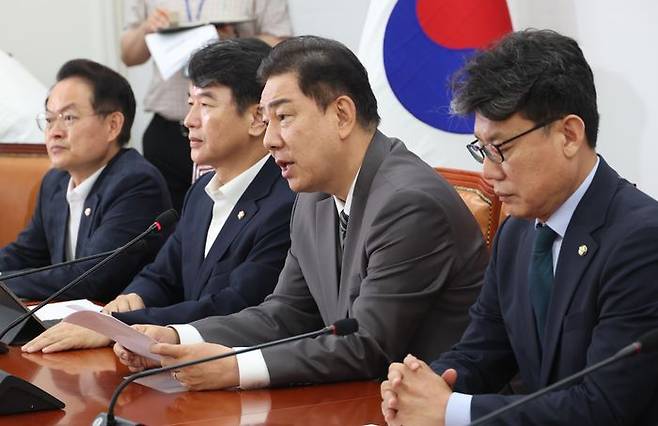 김병기 더불어민주당 대표직무대행 겸 원내대표가 8일 오전 국회에서 열린 원내대책회의에서 발언을 하고 있다. ⓒ뉴시스