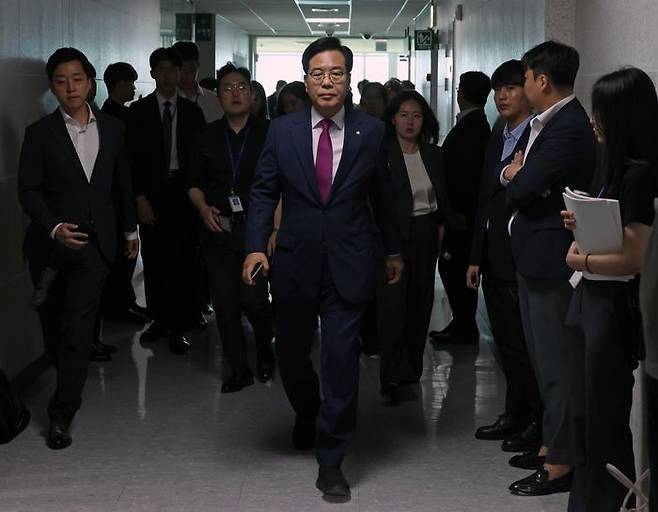 송언석 국민의힘 비상대책위원장 겸 원내대표와 의원들이 11일 의원회관에서 채상병 특검팀 압수수색이 진행 중인 임종득 의원실로 향하고 있다. ⓒ뉴시스