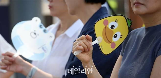 서울 여의도 일대에서 시민들이 부채를 부치며 더위를 달래고 있다. ⓒ데일리안 홍금표 기자