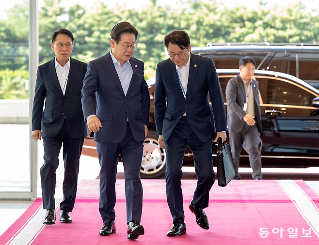 이재명 대통령이 11일 오전 서울 용산 대통령실로 출근을 하고 있다. 송은석 기자 silverstone@donga.com