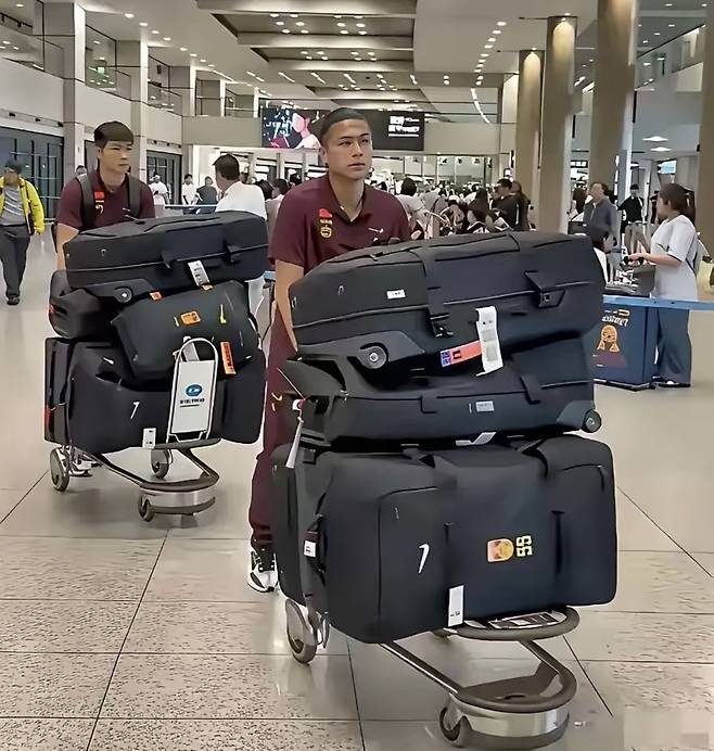 중국 축구국가대표가 한국 출국당시 가지고 나가는 캐리어들. 웨이보 캡처